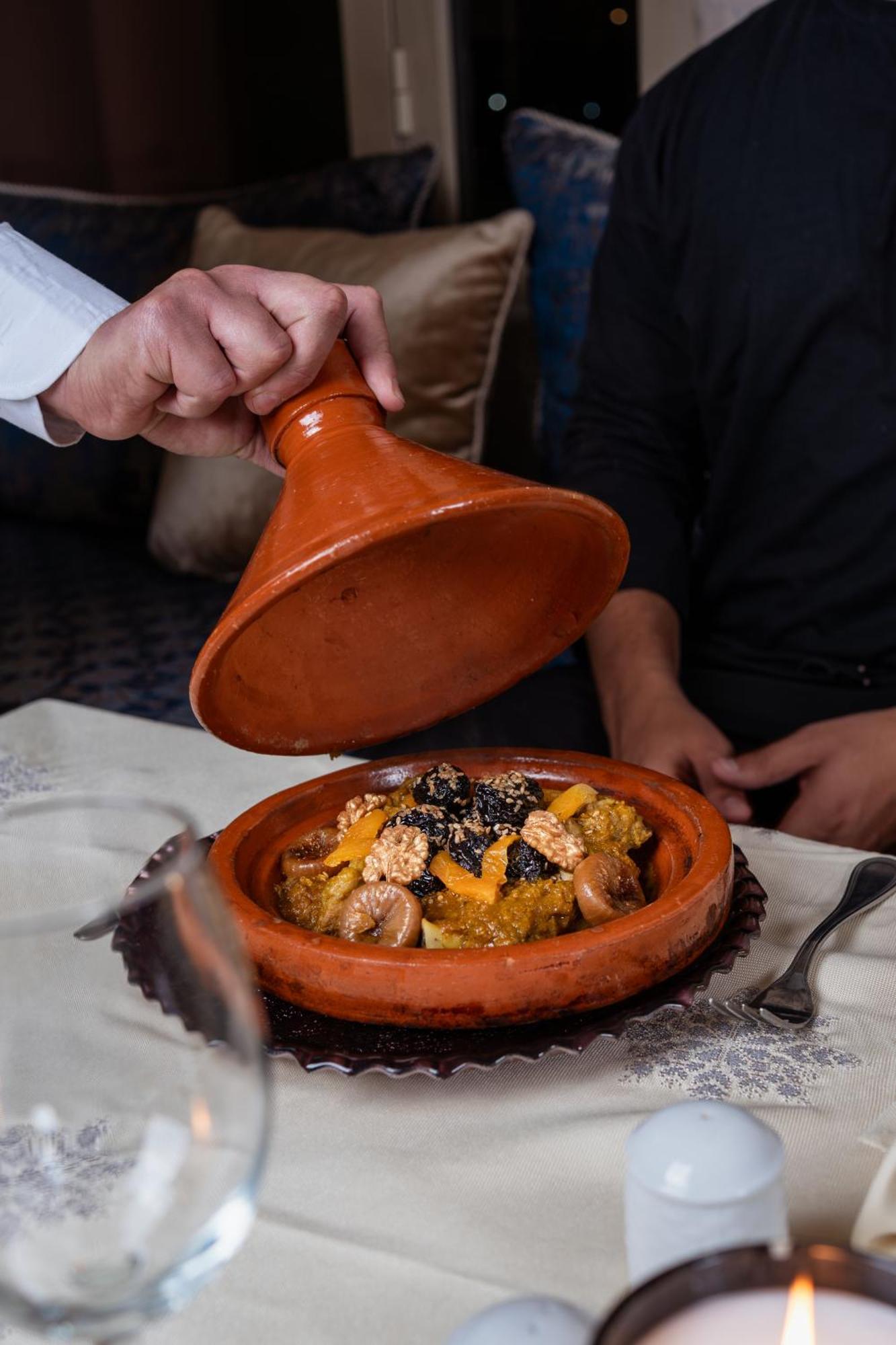 Kenzi Menara Palace & Resort Марракеш Экстерьер фото A tajine being served