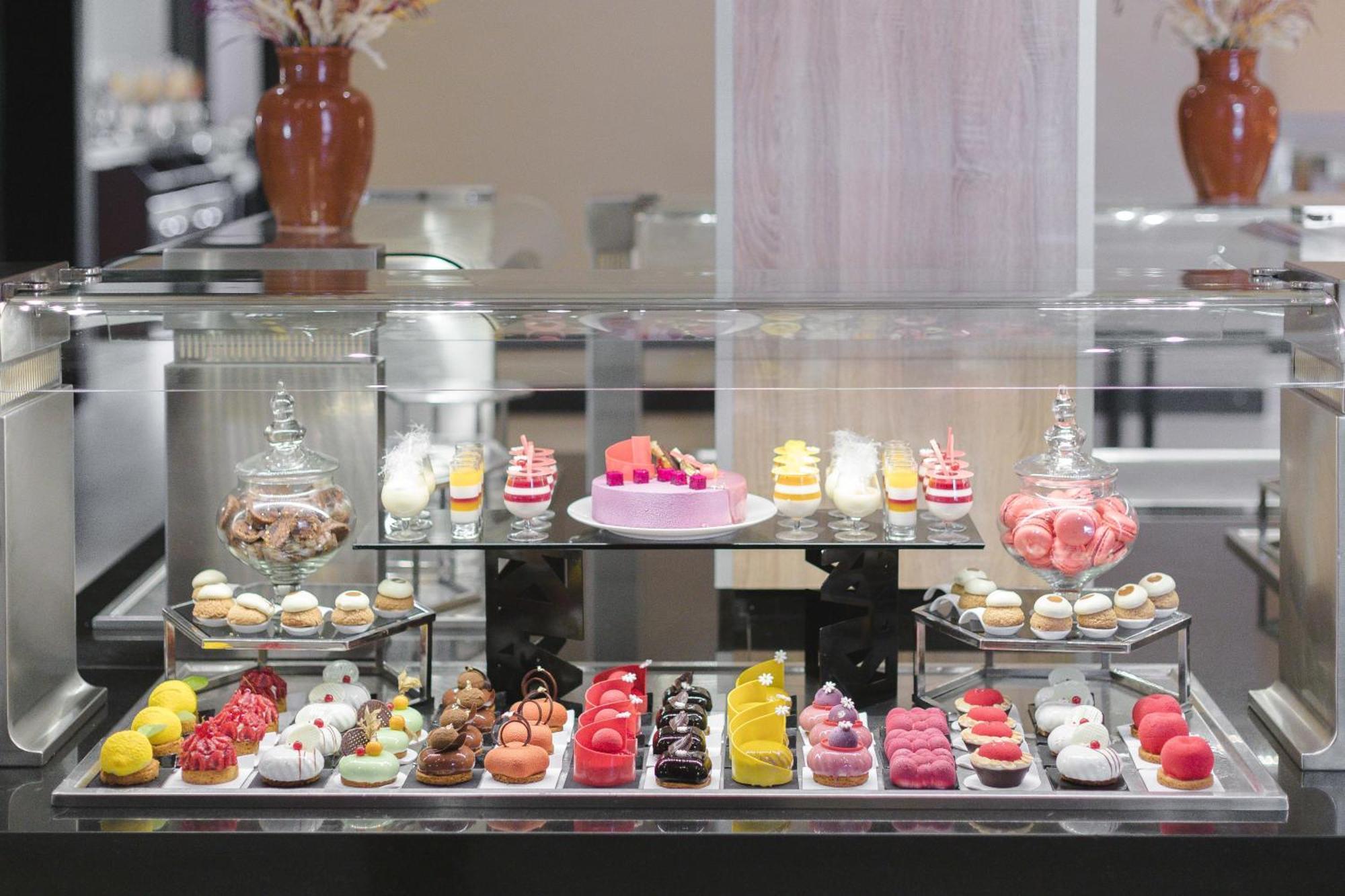 Kenzi Menara Palace & Resort Марракеш Экстерьер фото A display of French desserts