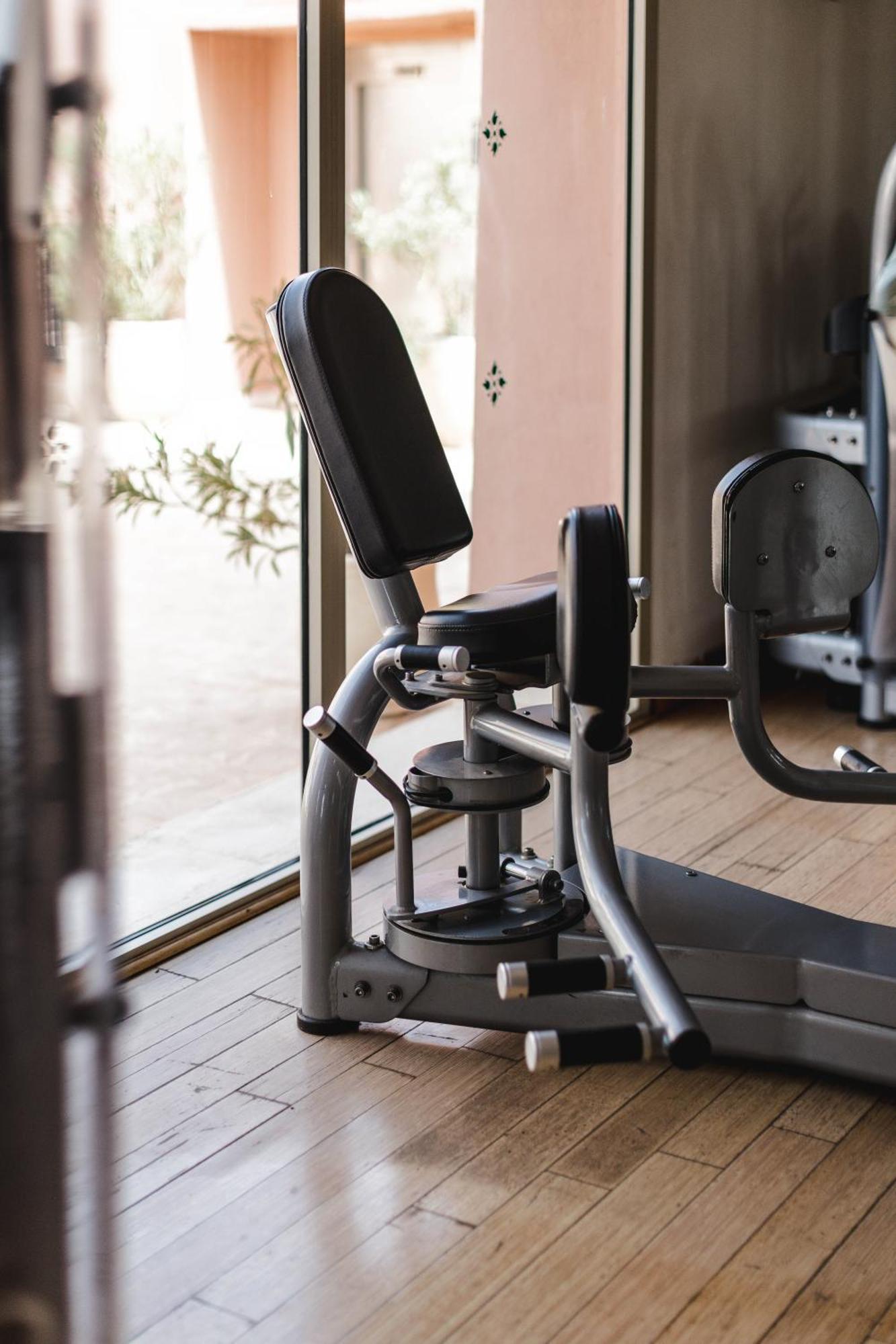 Kenzi Menara Palace & Resort Марракеш Экстерьер фото A leg press machine