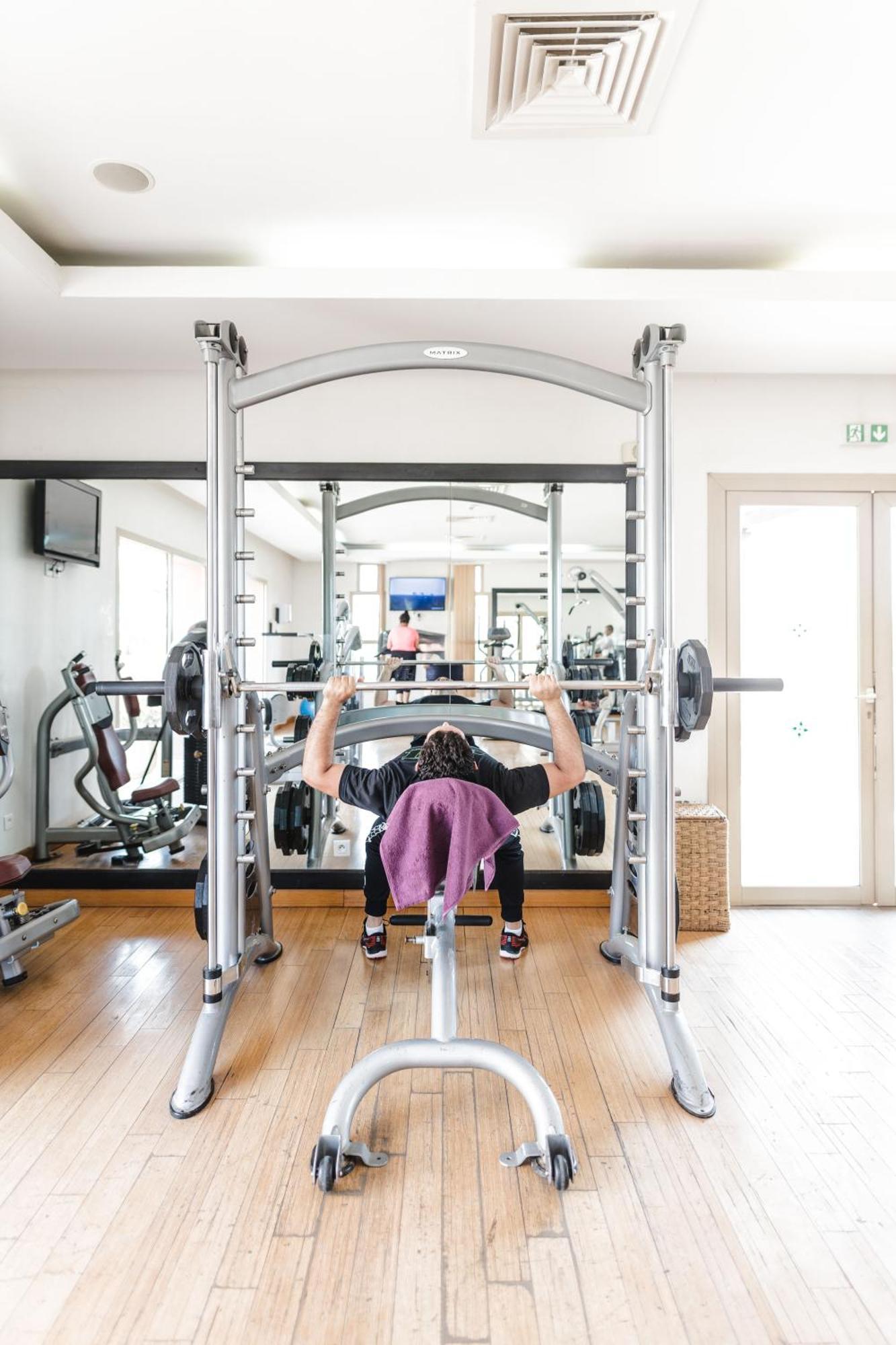 Kenzi Menara Palace & Resort Марракеш Экстерьер фото A woman performing a bench press with a Smith machine
